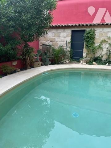 Propriété de caractère Type 6  avec piscine garage dépendances à vendre à Vergèze dans le Gard (30).