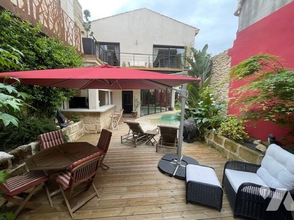 Propriété de caractère Type 6  avec piscine garage dépendances à vendre à Vergèze dans le Gard (30).