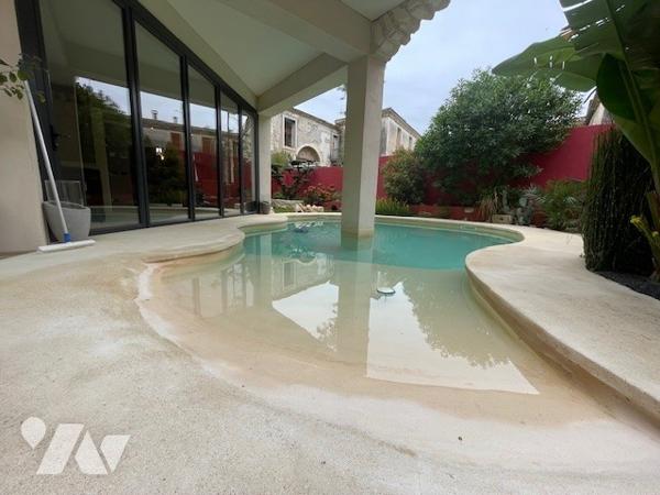 Propriété de caractère Type 6  avec piscine garage dépendances à vendre à Vergèze dans le Gard (30).