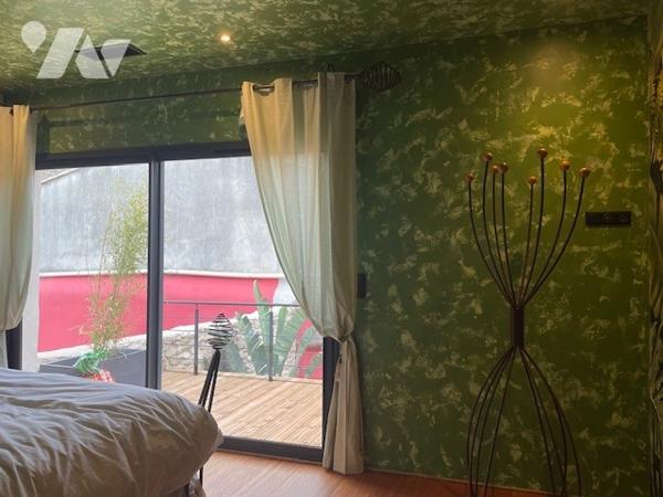 Propriété de caractère Type 6  avec piscine garage dépendances à vendre à Vergèze dans le Gard (30).