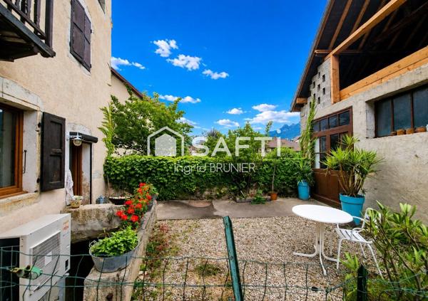 Maison avec une cour