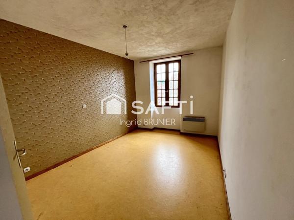 Maison avec une cour