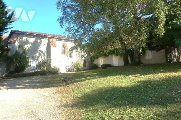 PROPRIETE de plus de 280m2 habitables s/terrain d'env. 5.500m2, comprenant :
. en RC (env 200m...