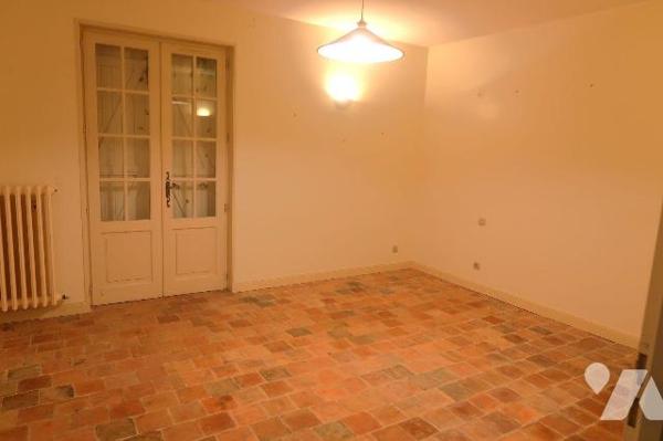 PROPRIETE de plus de 280m2 habitables s/terrain d'env. 5.500m2, comprenant :
. en RC (env 200m...