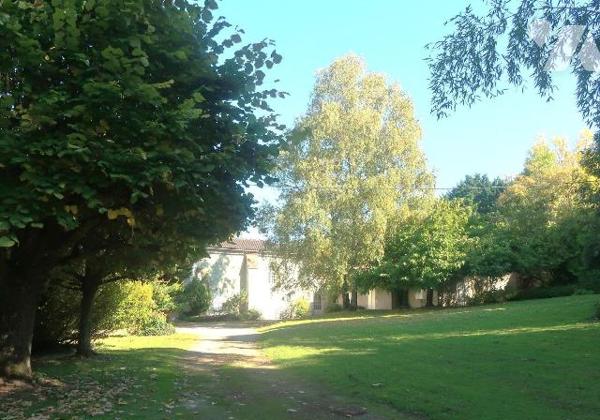 PROPRIETE de plus de 280m2 habitables s/terrain d'env. 5.500m2, comprenant :
. en RC (env 200m...