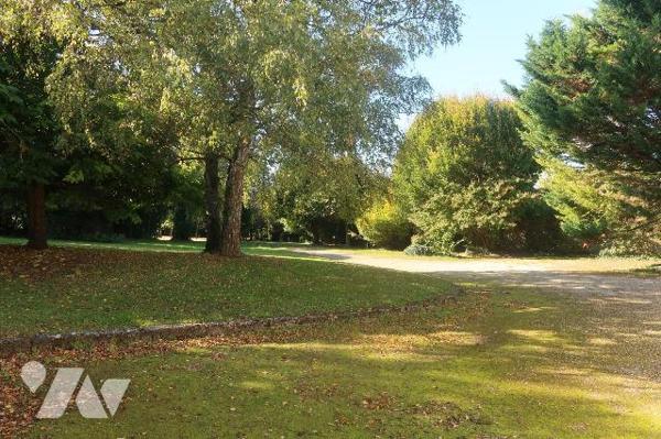 PROPRIETE de plus de 280m2 habitables s/terrain d'env. 5.500m2, comprenant :
. en RC (env 200m...