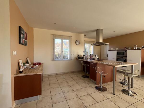 A vendre, aux portes de Périgueux (24000), Jolie Maison de plain-pied sur sous-sol type 5 avec double garage et piscine