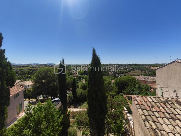 Valensole.  sur les hauteur du village à découvrir cette maison de village Type 4 de 110 m²  dotée d' un toit terrasse qui lui donne une magnifique vue sur la région et d' une  cour partagée avec des voisins agréables. Celle ci se trouve toute proche d' un parking ( 50 mètres ) et des commodités du village : commerces, poste, banque ... Maison qui a été entièrement restaurée: toiture, électricité, plomberie, db vitrage, sol..... qui nécessite donc aucun travaux. Elle se compose ainsi: RDC : cuisine équipée , débarras, salon avec accès à la cour, au 1e étage deux chambres, une sdb et un wc séparé, placard dans le hall, au 2e étage une chambre , uns sdb et un wc séparé, placard dans le hall et une terrasse de 18 m² avec vue sur les toits et de la région.