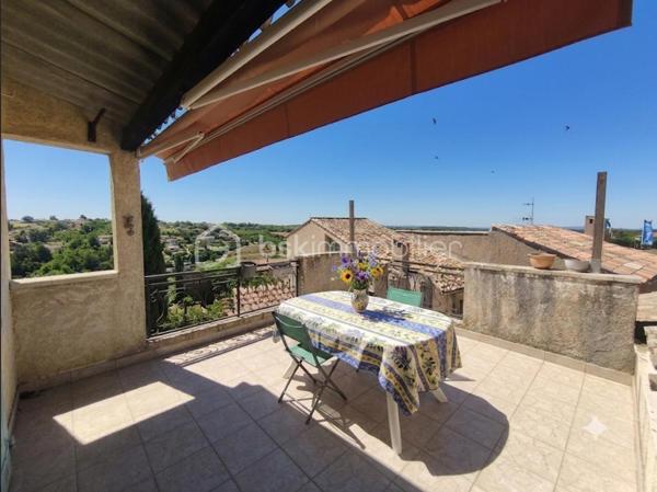 Valensole.  sur les hauteur du village à découvrir cette maison de village Type 4 de 110 m²  dotée d' un toit terrasse qui lui donne une magnifique vue sur la région et d' une  cour partagée avec des voisins agréables. Celle ci se trouve toute proche d' un parking ( 50 mètres ) et des commodités du village : commerces, poste, banque ... Maison qui a été entièrement restaurée: toiture, électricité, plomberie, db vitrage, sol..... qui nécessite donc aucun travaux. Elle se compose ainsi: RDC : cuisine équipée , débarras, salon avec accès à la cour, au 1e étage deux chambres, une sdb et un wc séparé, placard dans le hall, au 2e étage une chambre , uns sdb et un wc séparé, placard dans le hall et une terrasse de 18 m² avec vue sur les toits et de la région.