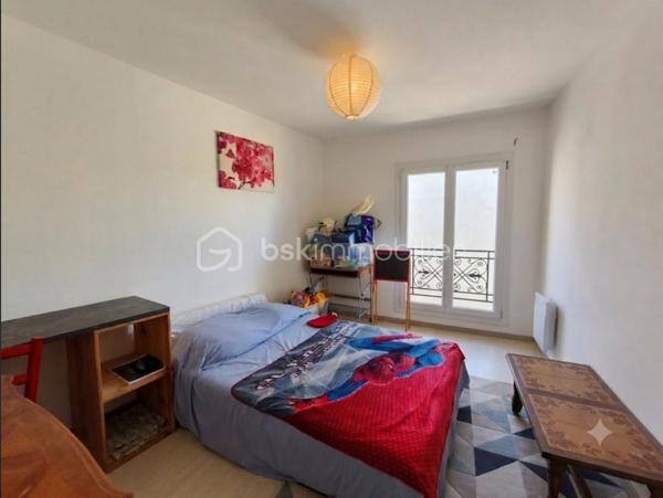 Valensole.  sur les hauteur du village à découvrir cette maison de village Type 4 de 110 m²  dotée d' un toit terrasse qui lui donne une magnifique vue sur la région et d' une  cour partagée avec des voisins agréables. Celle ci se trouve toute proche d' un parking ( 50 mètres ) et des commodités du village : commerces, poste, banque ... Maison qui a été entièrement restaurée: toiture, électricité, plomberie, db vitrage, sol..... qui nécessite donc aucun travaux. Elle se compose ainsi: RDC : cuisine équipée , débarras, salon avec accès à la cour, au 1e étage deux chambres, une sdb et un wc séparé, placard dans le hall, au 2e étage une chambre , uns sdb et un wc séparé, placard dans le hall et une terrasse de 18 m² avec vue sur les toits et de la région.