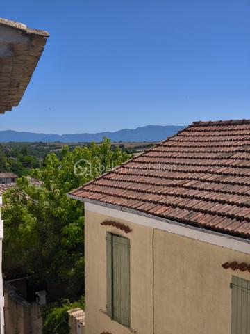 Valensole.  sur les hauteur du village à découvrir cette maison de village Type 4 de 110 m²  dotée d' un toit terrasse qui lui donne une magnifique vue sur la région et d' une  cour partagée avec des voisins agréables. Celle ci se trouve toute proche d' un parking ( 50 mètres ) et des commodités du village : commerces, poste, banque ... Maison qui a été entièrement restaurée: toiture, électricité, plomberie, db vitrage, sol..... qui nécessite donc aucun travaux. Elle se compose ainsi: RDC : cuisine équipée , débarras, salon avec accès à la cour, au 1e étage deux chambres, une sdb et un wc séparé, placard dans le hall, au 2e étage une chambre , uns sdb et un wc séparé, placard dans le hall et une terrasse de 18 m² avec vue sur les toits et de la région.