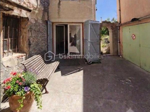 Valensole.  sur les hauteur du village à découvrir cette maison de village Type 4 de 110 m²  dotée d' un toit terrasse qui lui donne une magnifique vue sur la région et d' une  cour partagée avec des voisins agréables. Celle ci se trouve toute proche d' un parking ( 50 mètres ) et des commodités du village : commerces, poste, banque ... Maison qui a été entièrement restaurée: toiture, électricité, plomberie, db vitrage, sol..... qui nécessite donc aucun travaux. Elle se compose ainsi: RDC : cuisine équipée , débarras, salon avec accès à la cour, au 1e étage deux chambres, une sdb et un wc séparé, placard dans le hall, au 2e étage une chambre , uns sdb et un wc séparé, placard dans le hall et une terrasse de 18 m² avec vue sur les toits et de la région.