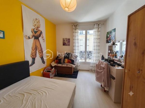 Valensole.  sur les hauteur du village à découvrir cette maison de village Type 4 de 110 m²  dotée d' un toit terrasse qui lui donne une magnifique vue sur la région et d' une  cour partagée avec des voisins agréables. Celle ci se trouve toute proche d' un parking ( 50 mètres ) et des commodités du village : commerces, poste, banque ... Maison qui a été entièrement restaurée: toiture, électricité, plomberie, db vitrage, sol..... qui nécessite donc aucun travaux. Elle se compose ainsi: RDC : cuisine équipée , débarras, salon avec accès à la cour, au 1e étage deux chambres, une sdb et un wc séparé, placard dans le hall, au 2e étage une chambre , uns sdb et un wc séparé, placard dans le hall et une terrasse de 18 m² avec vue sur les toits et de la région.