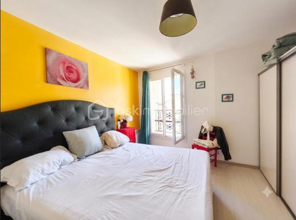 Valensole.  sur les hauteur du village à découvrir cette maison de village Type 4 de 110 m²  dotée d' un toit terrasse qui lui donne une magnifique vue sur la région et d' une  cour partagée avec des voisins agréables. Celle ci se trouve toute proche d' un parking ( 50 mètres ) et des commodités du village : commerces, poste, banque ... Maison qui a été entièrement restaurée: toiture, électricité, plomberie, db vitrage, sol..... qui nécessite donc aucun travaux. Elle se compose ainsi: RDC : cuisine équipée , débarras, salon avec accès à la cour, au 1e étage deux chambres, une sdb et un wc séparé, placard dans le hall, au 2e étage une chambre , uns sdb et un wc séparé, placard dans le hall et une terrasse de 18 m² avec vue sur les toits et de la région.