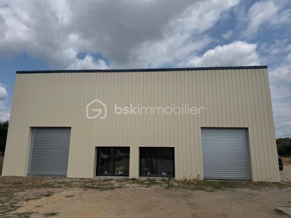 Local d activites de 900 m²