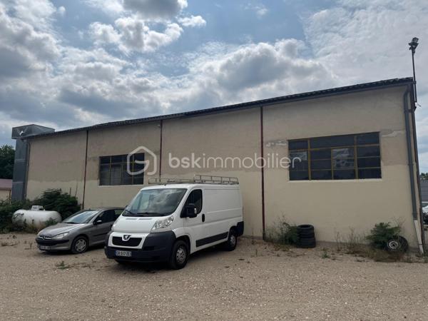 Local d activites de 900 m²