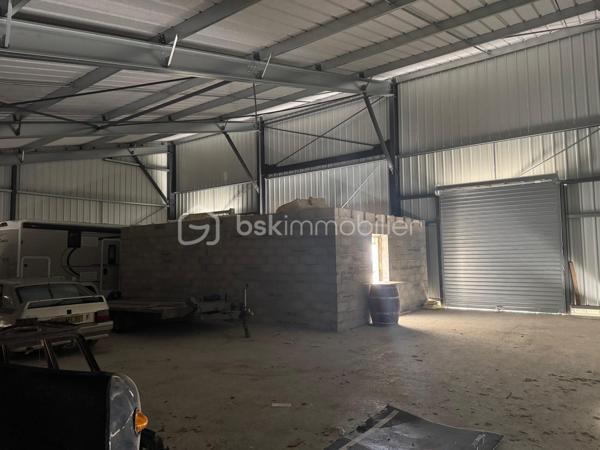 Local d activites de 900 m²