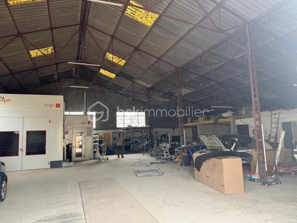 Local d activites de 900 m²