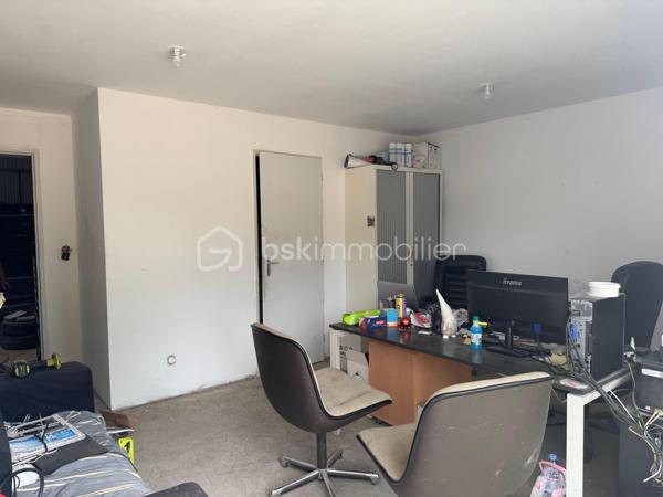 Local d activites de 900 m²