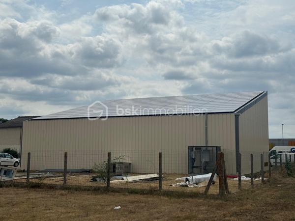 Local d activites de 900 m²