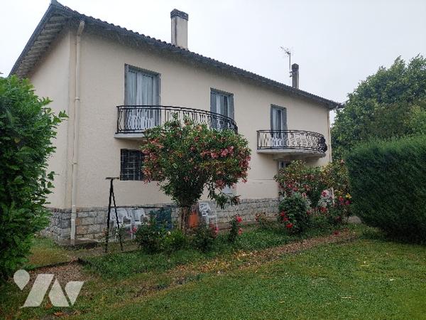 ST GAUDENS, centre-ville, ensemble de deux maisons sur jardin clos et arboré.