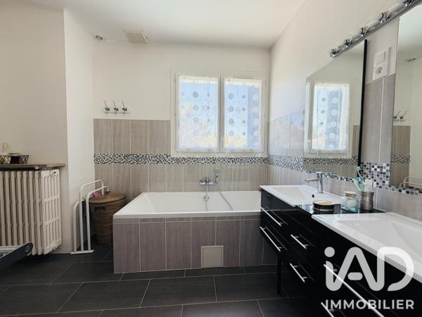 Maison à vendre 8 pièces 217 m² Aix-en-Provence