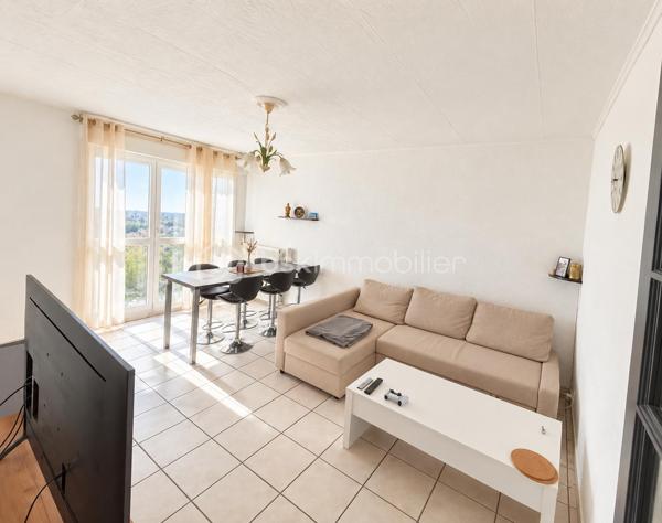 !!!SOUS OFFRE!!!

À découvrir, cet agréable appartement de 70 m² situé au 10ᵉ et dernier étage, avec ascenseur.

L’entrée s’ouvre sur un couloir desservant les différents espaces de vie. 
Vous découvrirez un grand séjour lumineux, ainsi qu’une cuisine séparée et équipée.

Côté nuit, l’appartement dispose de deux chambres, d’une salle de bains et d’un WC indépendant.

Un espace buanderie, ainsi qu’un cellier viennent compléter les nombreux rangements de ce bien.

Une place de stationnement privative complète également l’ensemble.

Un appartement fonctionnel et lumineux, idéal pour un premier achat ou pour un investissement locatif.