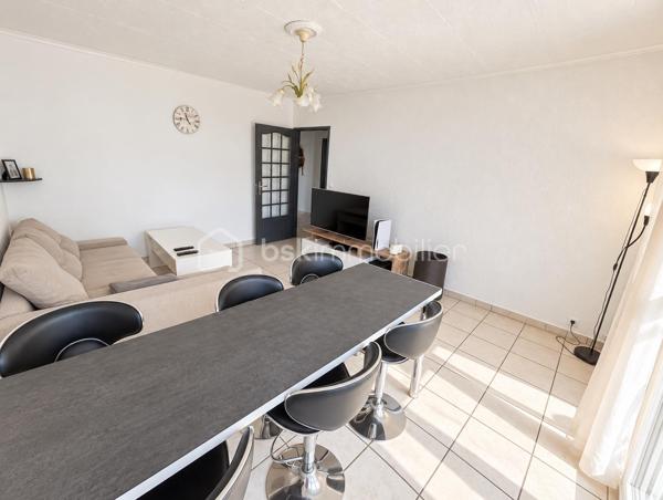 !!!SOUS OFFRE!!!

À découvrir, cet agréable appartement de 70 m² situé au 10ᵉ et dernier étage, avec ascenseur.

L’entrée s’ouvre sur un couloir desservant les différents espaces de vie. 
Vous découvrirez un grand séjour lumineux, ainsi qu’une cuisine séparée et équipée.

Côté nuit, l’appartement dispose de deux chambres, d’une salle de bains et d’un WC indépendant.

Un espace buanderie, ainsi qu’un cellier viennent compléter les nombreux rangements de ce bien.

Une place de stationnement privative complète également l’ensemble.

Un appartement fonctionnel et lumineux, idéal pour un premier achat ou pour un investissement locatif.