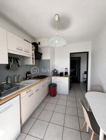 !!!SOUS OFFRE!!!

À découvrir, cet agréable appartement de 70 m² situé au 10ᵉ et dernier étage, avec ascenseur.

L’entrée s’ouvre sur un couloir desservant les différents espaces de vie. 
Vous découvrirez un grand séjour lumineux, ainsi qu’une cuisine séparée et équipée.

Côté nuit, l’appartement dispose de deux chambres, d’une salle de bains et d’un WC indépendant.

Un espace buanderie, ainsi qu’un cellier viennent compléter les nombreux rangements de ce bien.

Une place de stationnement privative complète également l’ensemble.

Un appartement fonctionnel et lumineux, idéal pour un premier achat ou pour un investissement locatif.