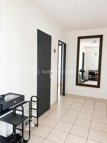 !!!SOUS OFFRE!!!

À découvrir, cet agréable appartement de 70 m² situé au 10ᵉ et dernier étage, avec ascenseur.

L’entrée s’ouvre sur un couloir desservant les différents espaces de vie. 
Vous découvrirez un grand séjour lumineux, ainsi qu’une cuisine séparée et équipée.

Côté nuit, l’appartement dispose de deux chambres, d’une salle de bains et d’un WC indépendant.

Un espace buanderie, ainsi qu’un cellier viennent compléter les nombreux rangements de ce bien.

Une place de stationnement privative complète également l’ensemble.

Un appartement fonctionnel et lumineux, idéal pour un premier achat ou pour un investissement locatif.