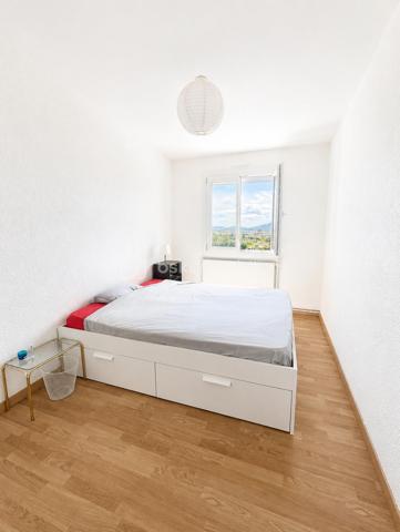 !!!SOUS OFFRE!!!

À découvrir, cet agréable appartement de 70 m² situé au 10ᵉ et dernier étage, avec ascenseur.

L’entrée s’ouvre sur un couloir desservant les différents espaces de vie. 
Vous découvrirez un grand séjour lumineux, ainsi qu’une cuisine séparée et équipée.

Côté nuit, l’appartement dispose de deux chambres, d’une salle de bains et d’un WC indépendant.

Un espace buanderie, ainsi qu’un cellier viennent compléter les nombreux rangements de ce bien.

Une place de stationnement privative complète également l’ensemble.

Un appartement fonctionnel et lumineux, idéal pour un premier achat ou pour un investissement locatif.