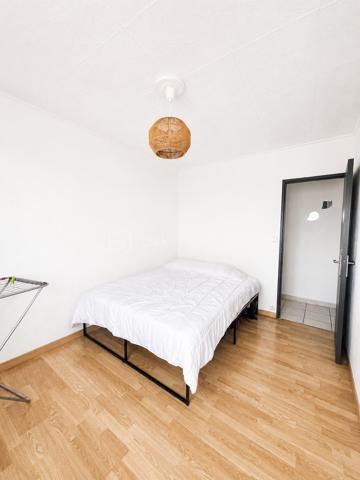 !!!SOUS OFFRE!!!

À découvrir, cet agréable appartement de 70 m² situé au 10ᵉ et dernier étage, avec ascenseur.

L’entrée s’ouvre sur un couloir desservant les différents espaces de vie. 
Vous découvrirez un grand séjour lumineux, ainsi qu’une cuisine séparée et équipée.

Côté nuit, l’appartement dispose de deux chambres, d’une salle de bains et d’un WC indépendant.

Un espace buanderie, ainsi qu’un cellier viennent compléter les nombreux rangements de ce bien.

Une place de stationnement privative complète également l’ensemble.

Un appartement fonctionnel et lumineux, idéal pour un premier achat ou pour un investissement locatif.