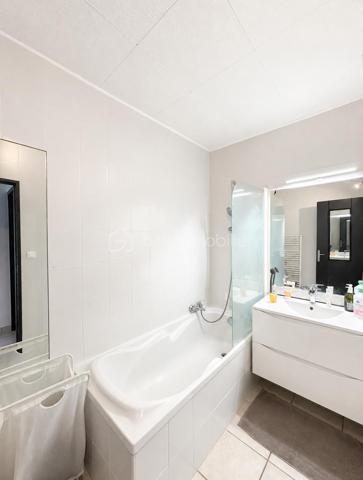 !!!SOUS OFFRE!!!

À découvrir, cet agréable appartement de 70 m² situé au 10ᵉ et dernier étage, avec ascenseur.

L’entrée s’ouvre sur un couloir desservant les différents espaces de vie. 
Vous découvrirez un grand séjour lumineux, ainsi qu’une cuisine séparée et équipée.

Côté nuit, l’appartement dispose de deux chambres, d’une salle de bains et d’un WC indépendant.

Un espace buanderie, ainsi qu’un cellier viennent compléter les nombreux rangements de ce bien.

Une place de stationnement privative complète également l’ensemble.

Un appartement fonctionnel et lumineux, idéal pour un premier achat ou pour un investissement locatif.