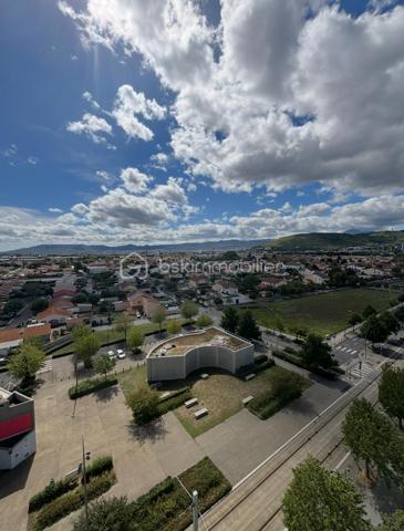 !!!SOUS OFFRE!!!

À découvrir, cet agréable appartement de 70 m² situé au 10ᵉ et dernier étage, avec ascenseur.

L’entrée s’ouvre sur un couloir desservant les différents espaces de vie. 
Vous découvrirez un grand séjour lumineux, ainsi qu’une cuisine séparée et équipée.

Côté nuit, l’appartement dispose de deux chambres, d’une salle de bains et d’un WC indépendant.

Un espace buanderie, ainsi qu’un cellier viennent compléter les nombreux rangements de ce bien.

Une place de stationnement privative complète également l’ensemble.

Un appartement fonctionnel et lumineux, idéal pour un premier achat ou pour un investissement locatif.