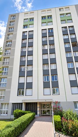 !!!SOUS OFFRE!!!

À découvrir, cet agréable appartement de 70 m² situé au 10ᵉ et dernier étage, avec ascenseur.

L’entrée s’ouvre sur un couloir desservant les différents espaces de vie. 
Vous découvrirez un grand séjour lumineux, ainsi qu’une cuisine séparée et équipée.

Côté nuit, l’appartement dispose de deux chambres, d’une salle de bains et d’un WC indépendant.

Un espace buanderie, ainsi qu’un cellier viennent compléter les nombreux rangements de ce bien.

Une place de stationnement privative complète également l’ensemble.

Un appartement fonctionnel et lumineux, idéal pour un premier achat ou pour un investissement locatif.