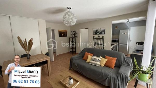 Environnement calme et serein, dans l’excellent quartier situé derrière la voie Domitienne de Béziers, à proximité des grandes surfaces, des commerces et des lignes de bus pour le centre-ville.

Très bel appartement de type 3 (2 chambres), comprenant 55 m² habitable dans une résidence réputée pour son calme et sa qualité de vie sur Béziers, comprenant une place de parking privée et sécurisée au sein de la résidence et un charmant jardin privatif au calme et sans vis-à-vis de 64 m² !

Fonctionnel et bien pensé, cet appartement de 55 m² propose un espace de vie bien orienté (sud - sud-ouest) de 28 m² avec cuisine équipée et petit cellier, le tout donnant directement sur le jardin et la terrasse par deux portes-fenêtres. Deux chambres sont desservies par un dégagement et possèdent une vue vers un jardin sans vis à vis, ainsi qu’un WC indépendant et une salle de bains avec baignoire et meuble vasque.

Appartement idéal pour une première acquisition ou une personne qui souhaite vivre sereinement dans une résidence arborée et bien entretenue, dans un excellent quartier de Béziers.
Miguel Bracq votre partenaire immo depuis 2001.