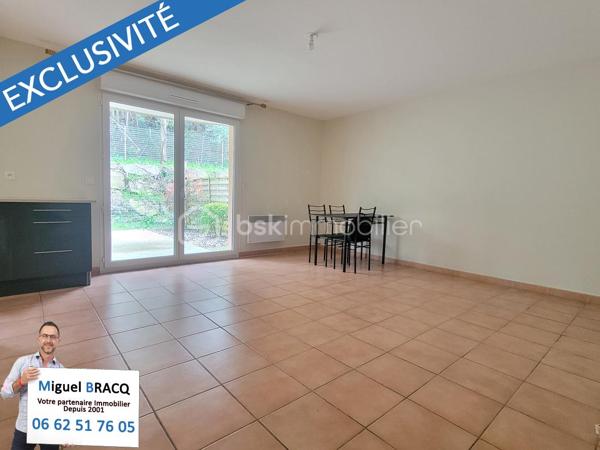 Environnement calme et serein, dans l’excellent quartier situé derrière la voie Domitienne de Béziers, à proximité des grandes surfaces, des commerces et des lignes de bus pour le centre-ville.

Très bel appartement de type 3 (2 chambres), comprenant 55 m² habitable dans une résidence réputée pour son calme et sa qualité de vie sur Béziers, comprenant une place de parking privée et sécurisée au sein de la résidence et un charmant jardin privatif au calme et sans vis-à-vis de 64 m² !

Fonctionnel et bien pensé, cet appartement de 55 m² propose un espace de vie bien orienté (sud - sud-ouest) de 28 m² avec cuisine équipée et petit cellier, le tout donnant directement sur le jardin et la terrasse par deux portes-fenêtres. Deux chambres sont desservies par un dégagement et possèdent une vue vers un jardin sans vis à vis, ainsi qu’un WC indépendant et une salle de bains avec baignoire et meuble vasque.

Appartement idéal pour une première acquisition ou une personne qui souhaite vivre sereinement dans une résidence arborée et bien entretenue, dans un excellent quartier de Béziers.
Miguel Bracq votre partenaire immo depuis 2001.