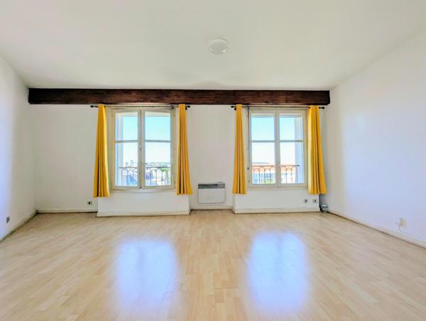 Appartement dernier étage ascenseur parking