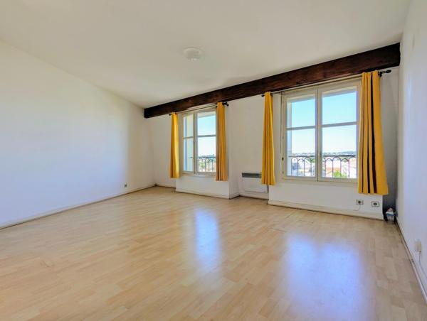 Appartement dernier étage ascenseur parking