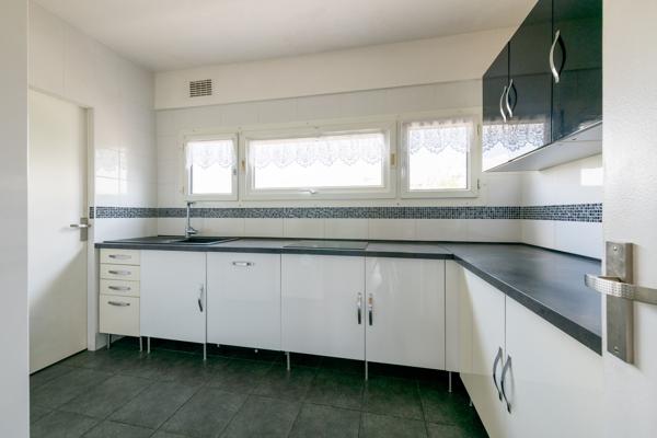 Dernier étage avec ascenseur – Appartement 5 pièces traversant – Entièrement rénové – Balcons – Proche gare et