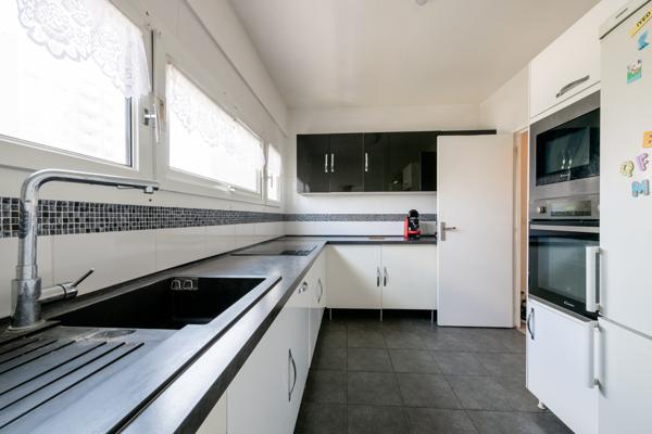 Dernier étage avec ascenseur – Appartement 5 pièces traversant – Entièrement rénové – Balcons – Proche gare et