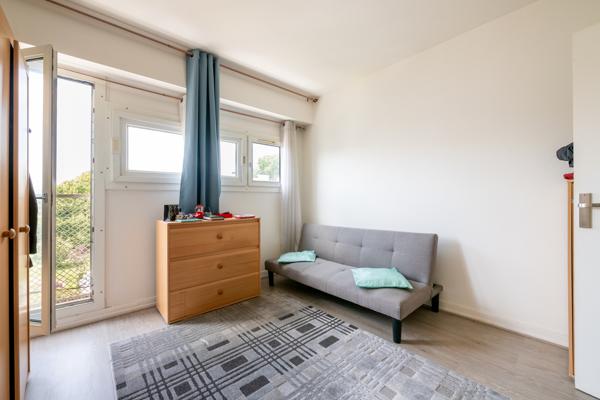Dernier étage avec ascenseur – Appartement 5 pièces traversant – Entièrement rénové – Balcons – Proche gare et