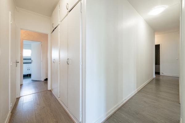 Dernier étage avec ascenseur – Appartement 5 pièces traversant – Entièrement rénové – Balcons – Proche gare et