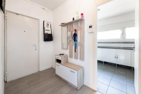 Dernier étage avec ascenseur – Appartement 5 pièces traversant – Entièrement rénové – Balcons – Proche gare et