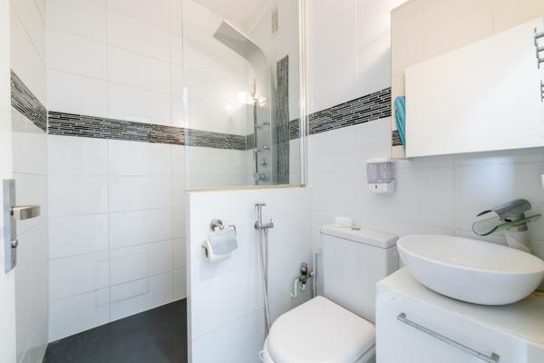 Dernier étage avec ascenseur – Appartement 5 pièces traversant – Entièrement rénové – Balcons – Proche gare et