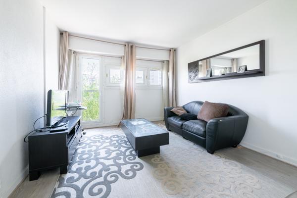 Dernier étage avec ascenseur – Appartement 5 pièces traversant – Entièrement rénové – Balcons – Proche gare et
