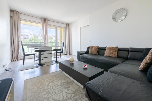 Dernier étage avec ascenseur – Appartement 5 pièces traversant – Entièrement rénové – Balcons – Proche gare et