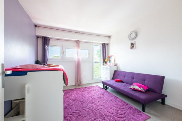 Dernier étage avec ascenseur – Appartement 5 pièces traversant – Entièrement rénové – Balcons – Proche gare et