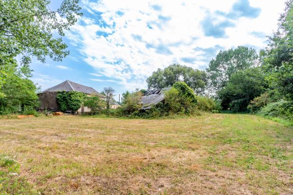 Grange en pierre à rénover avec plus d'un hectare de terrain – Environnement campagne
