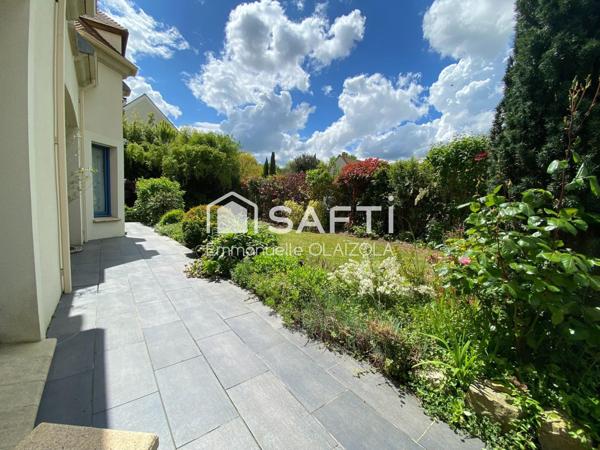 300 m2 au sol, aucun travaux ni vis à vis, studio déjà aménagé, 2038 m2, piscinable,